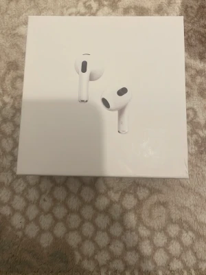 Apple AirPods med MagSafe-laddning - Säljer ett par vita Apple AirPods med MagSafe-laddningsetui. Trådlösa in-ear hörlurar i stilren design med rundade former och smidig laddningsbox. Perfekta för musik, samtal och vardagsbruk. Levereras i originalförpackning.