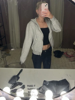 Ljusgrå zip-hoodie med huva - Grå zip hoodie från h&m som helt ny 💕