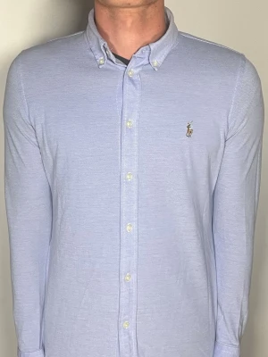 Ralph Lauren skjorta - Säljer en ritkigt snygg och trendig Ralph Lauren skjorta i fint skick, står L i den men sitter som XS, vid frågor är det bara att skriva //Gramenti