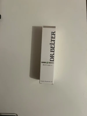 Dr.Belter SPF 30 - Nypris: 720 kr   Multifunktionell citykräm som kombinerar UV-skydd med djupåterfuktande och åldersreverserande ingredienser. Innehåller MelaNo™ blekningskomplex och mikrosfärer med C-vitamin som motverkar och jämnar ut hudpigmentering. Regelbunden användning ger en mer motståndskraftig hud och en mer utjämnad hudton. Dagkräm BioClassica Hydra Dayshield 30 rekommenderas som dagkräm för datoranvändare samt för dig som vistas mycket i torra miljöer eller utomhus.