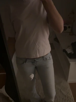 Ljusrosa t-shirt från gina tricot - Ljusrosa basic t-shirt från gina tricot, använt fåtal gånger, storlek S. Skriv vis fler frågor