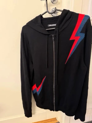 Svart hoodie från Zadig & Voltaire - Cool svart stickad hoodie från Zadig & Voltaire i 100% merinoull. Passar L-Xl. Kom med frågor och funderingar priset e inte fast i sten😄🙏