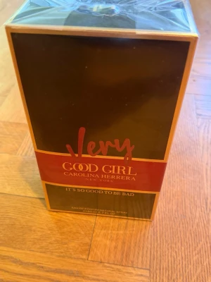 Very Good Girl parfym Carolina Herrera - Very Good Girl från Carolina Herrera är en lyxig parfym i elegant svart och röd förpackning med gulddetaljer. Doften är en Eau de Parfum och levereras i en stilren kartong med texten 'It's so good to be bad'. Perfekt för dig som gillar exklusiva dofter.