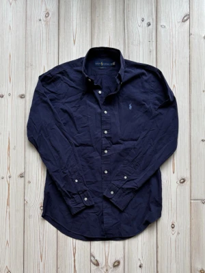 Ralph lauren skjorta - Säljer nu denna feta Ralph lauren skjortan i riktigt bra skick, perfekt nu till sommaren. Storlek: M. Nypris: 1499kr. Mitt pris: 499kr. Skriv vid frågor eller för fler bilder! 🤩