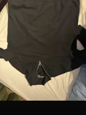 Jack&jones  quarter zip - Svart tröja med halv dragkedja i halsen. Enkel och stilren design, perfekt för lager-på-lager. Mjuk och bekväm, passar till många olika outfits. Långa ärmar och ribbade muddar.