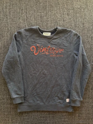 Vintage longsleeve ~ Jack & Jones  - Sjukt eftertraktad Jack & Jones longsleeve – vintage, marinblå, stl M. Sliten design  Sällsynt piece och sitter riktigt bra ✌️ Perfekt till vardags eller layered outfits Kan även gå ner lite i pris vid snabb affär Skickas inom 24h 📦