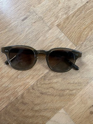 Bruna CHIMI solglasögon med transparent båge - Hej! Säljer dessa klockrena glajor från Chimi. Inte alls använda mycket. Pris kan diskuteras. 😁