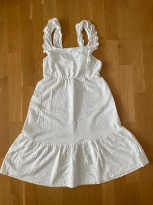 Vit klänning  - Jättefin vit klänning från Zara i storlek 152, passar dock även någon storlek större. Fina detaljer över hela klänningen. Använd en gång och är i mycket bra skick! Perfekt till skolavslutning ☀️