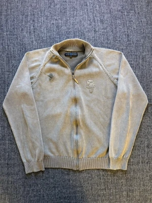 Chevignon tröja ~ vintage  - Sjukt eftertraktad Chevignon tröja  i marinblå beige färg med sliten design – 2000’s modell och sjukt sällsynt, stl L sitter som xs. Fint skick och sitter riktigt bra, perfekt till vardag 🌿  Kan även gå ner lite i pris vid snabb affär ✌️ Skickas inom 24h 📦