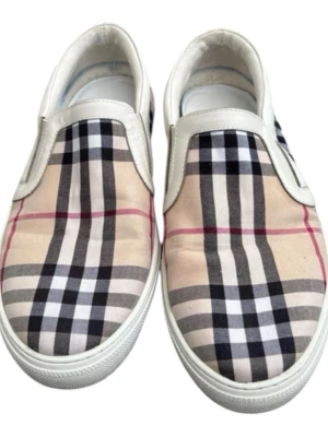 Burberry loafers - Super snygga burbberry loafers i mycket fint skick, nypris runt 5000kr mitt pris endast 1299kr. Hör av er vid frågor. Mvh Trend closet☀️🌊