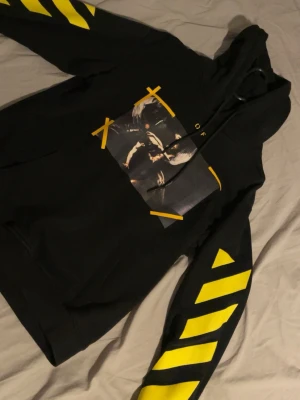 Svart Off-White hoodie med tryck - Off white hoodie