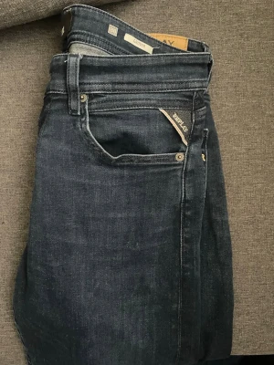 Mörkblå jeans från Replay -  Säljer dessa jeans då storleken inte passar! Som referens är jag 187😀👍