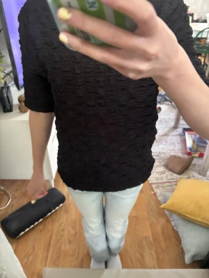 Svart blus - Svart blus från Lindex.Designad med små bubblor 