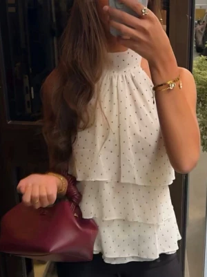Prickig halterneck topp - Jätte fint skick, köpt på Vinted så vet tyvärr inte märket💗💗lägg helst inte jätte låga prisförslag för har väldigt många intresserade 