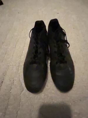 Svarta fotbollsskor med dobbar - Säljer ett par svarta addidas F50 Helsvarta skor, Pris kan diskuteras vid snabb affär 