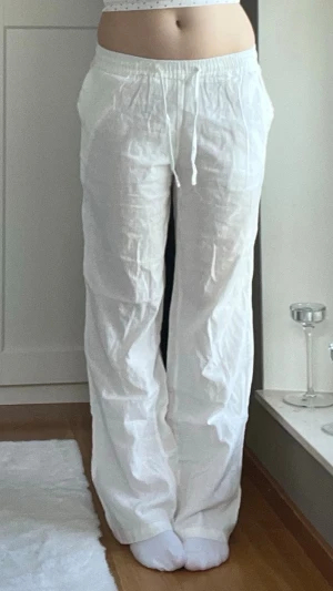 Vita linnebyxor - Superfina vita linnebyxor från Madlady i storlek xs/regular. De är luftiga och raka i modellen. Supersköna att ha på sommaren! Det finns några fläckar på dem, men det är inget man tänker på när man har dem på sig💞