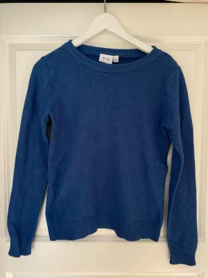 Blå stickad tröja från VILA - Snygg blå stickad tröja från VILA som jag endast har använt några gånger 💗Nypris är 329,95 kr!