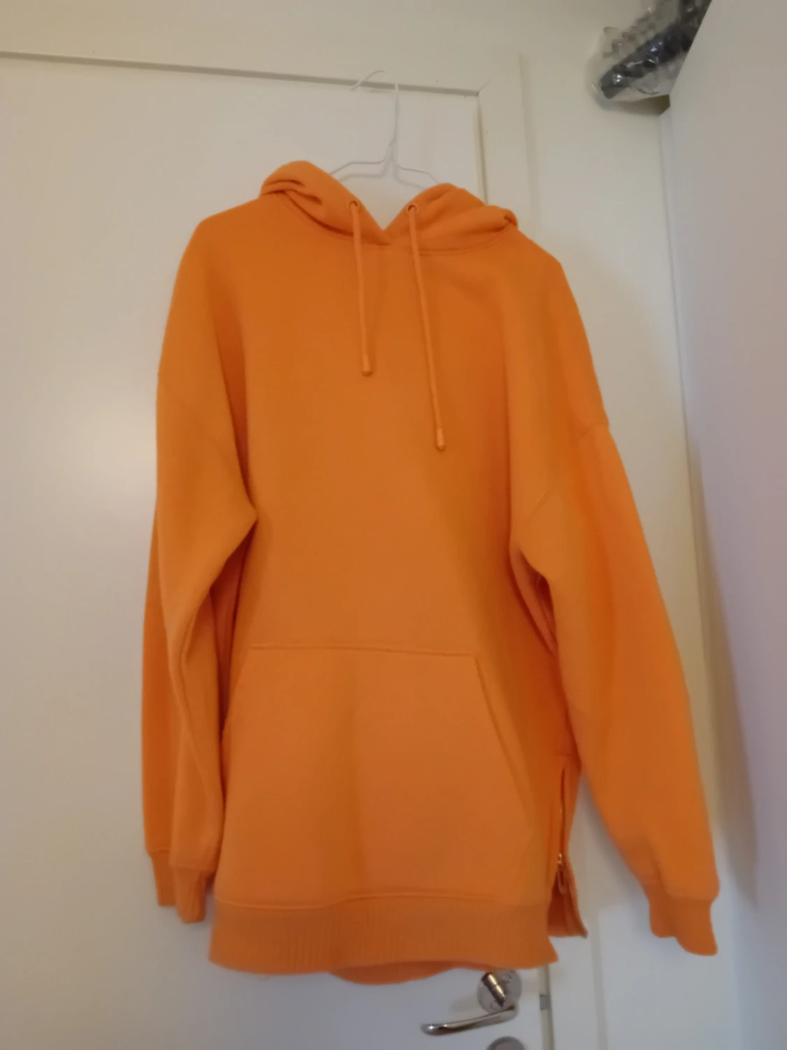 Orange hoodie med tryck på ryggen