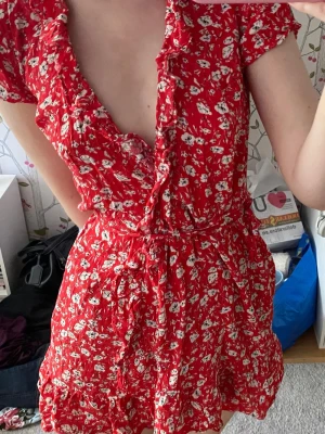 Blommig röd klänning  - Jättefin klänning från NA-KD, knappt använd, storlek 36💕