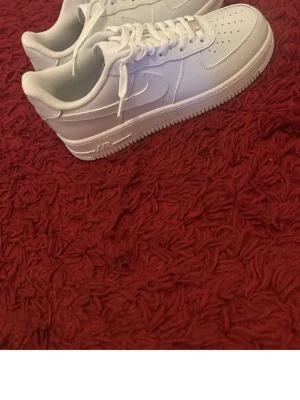 Vita airforce 1  - Säljer ett par vita airforce 1 