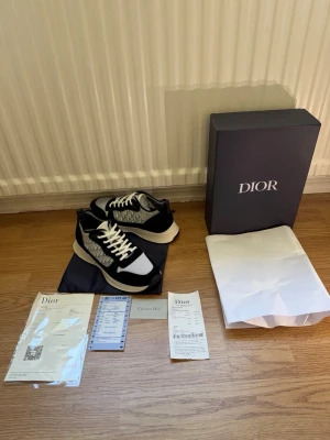 B25sneaker svart/vit  - Säljer ett par b25 för att dem är för små, dem är helt oanvända, priset kan diskuteras! Kommer även med små påsar till båda av skorna skriv för bilder.