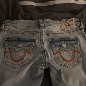 True Religion Joey ljusblå jeans - Säljer ett par ljusblå True Religion Joey jeans med låg midja och utsvängda ben. Köpta för 1299kr aldrig använda.