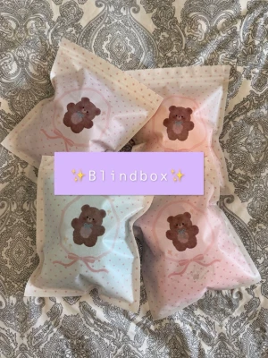 Blindbox virkat djur  - En handgjord blindbox med ett virkat gosedjur du kan sätta på väskan! När du köper får du en av påsarna men innehållet blir en överraskning🫶🏻 Vill du se vad som är i dom kolla min senaste TikTok -elisejacobsen.j