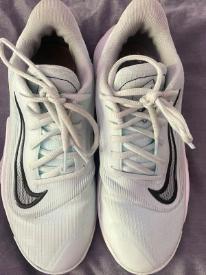 Basketskor - Säljer ett par basketskor från Nike i modellen Nike precision VII💕har haft dom i 1 år och de är fortfarande i väldigt bra skick💕skriv gärna till mig ifall ni vill ha fler bilder eller har frågor💕Öppen för prisförslag!!💕