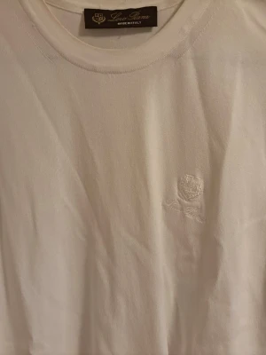 Vit t-shirt från Loro Piana - vit t-shirt från Loro piana, köpt i Danmark. Väldigt fin och inga defekter. Helt äkta + qr kod fullt fungerande!