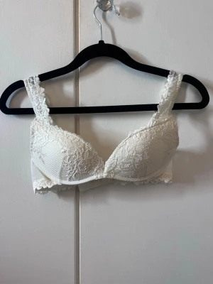 Vit spets-bh push up 70B Intimissimi  - Söt vit bh med vadderade kupor och vacker spetsdetalj över hela framsidan och axelbanden. Justerbara axelband. Storlek 70B men intimissimis storlekar är små så passar bra en A kupa. 
