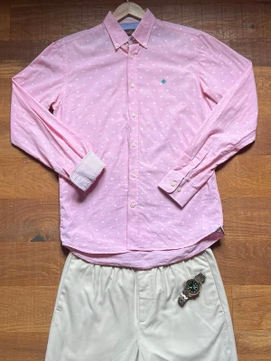 Morris Skjorta Herr Small Rosa  - Snygg rosa Morris skjorta med subtilt prickigt mönster och broderad detalj på bröstet. Perfekt för sommaren, middagar eller en clean old money-look. Ser riktigt fräsch ut tillsammans med ljusa shorts eller chinos.                                                  Kommer från ett rökfritt hem.                           Snabb leverans 📦                                     Bundledeals finns 