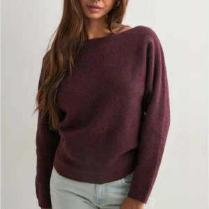 Vinröd one shoulder tröja  - Superfin vinröd stickad tröja med one shoulder från Nelly 💞 knappt använd 🥰nypris 399kr