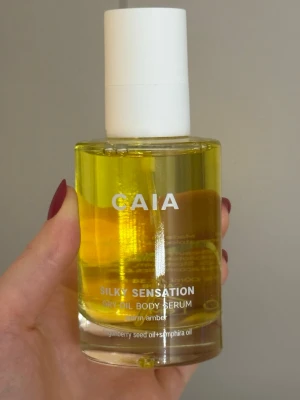 CAIA Silky Sensation Body Serum - CAIA Silky Sensation Dry Oil Body Serum med varm amber-doft.  innehåller 100 ml. Innehåller tranbärsfröolja och saphiraolja för en silkeslen känsla på huden. Aldrig använd. Från kalendern så går ej att köpa online 