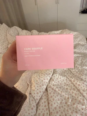 Care Soufflé hårmask från Caia - Care Soufflé hårmask från Caia. Innehåller 200 ml och är berikad med argan- och sheasmörsblandning för att ge näring och vård till håret. Perfekt för dig som vill boosta håret med extra fukt och glans. Kommer i plomberad förpackning 