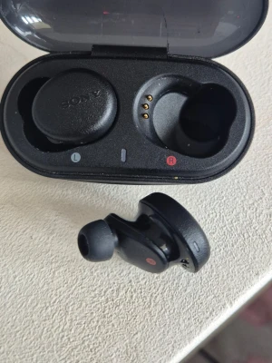Sony svarta trådlösa in-ear hörlurar - Svarta trådlösa in-ear hörlurar från Sony med laddningsetui. Kompakt design med mjuka silikontoppar för bekväm passform. Hörlurarna har tydliga L- och R-markeringar och laddas direkt i etuiet. Perfekt för musik. Extra bass . 