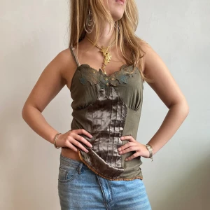 Fest topp Y2K Vibes   -  Super snygg topp med fina detaljer. 2000’s rakt in i sommar garderoben! 😍💕 Toppen är i nyskick.