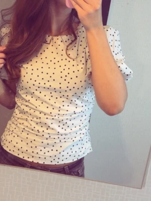 Prickig blus med puffärm från Nelly - Supersöt vit blus med svarta prickar och puffiga korta ärmar. Blusen har rund halsringning och lätt rynkade detaljer i midjan för en snygg siluett. Perfekt till jeans eller kjol för en trendig look. Använd typ 2 gånger och har inga skador eller tecken på användning så i superfint skick! Hör gärna av er vid intresse💞💞