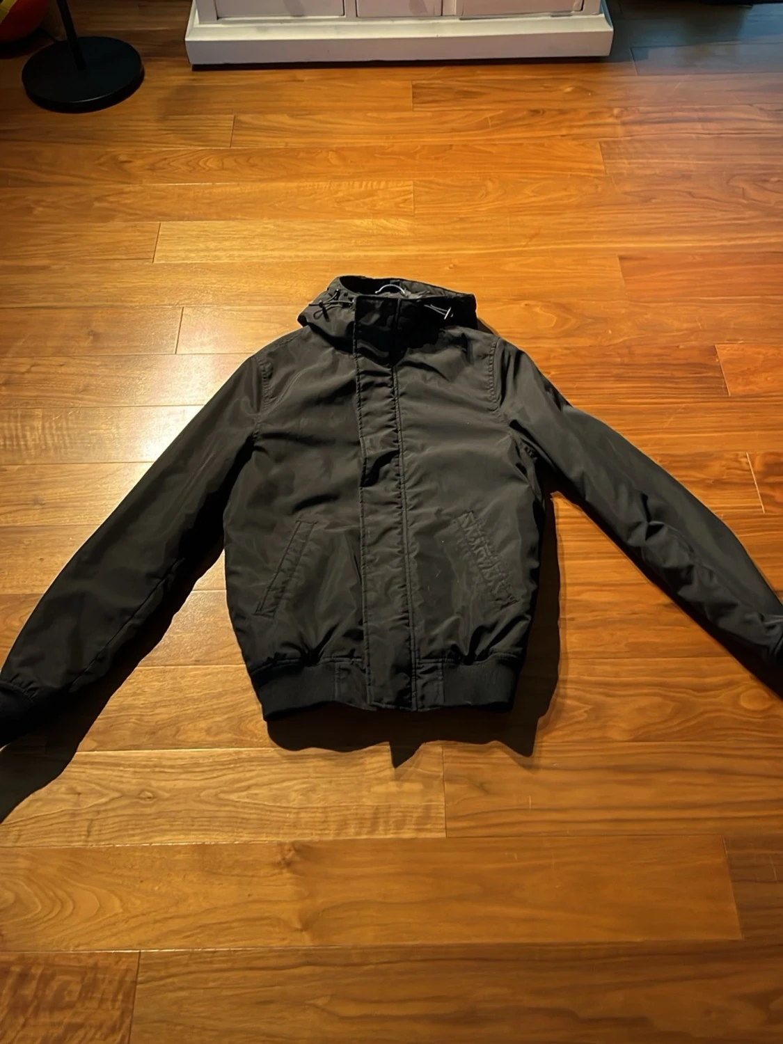 Svart vindjacka med huva - 1