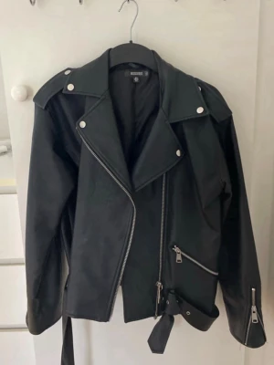 Svart skinnjacka - Storlek 34 från Missguided, köpt på Nelly
