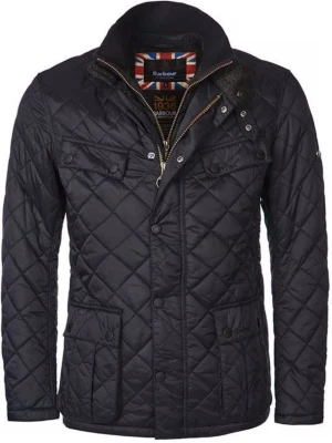 Svart quiltad jacka från Barbour - Stilren svart quiltad jacka från Barbour med klassisk krage, dragkedja och tryckknappar. Jackan har flera fickor framtill och ett rutigt innerfoder. Perfekt för dig som vill ha en tidlös och snygg look.