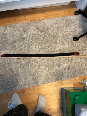 Mörkblått flätat bälte  - Snyggt mörkblått flätat bälte Perfekt till jeans. Bältet är 98 cm långt och 3,5 cm bred 