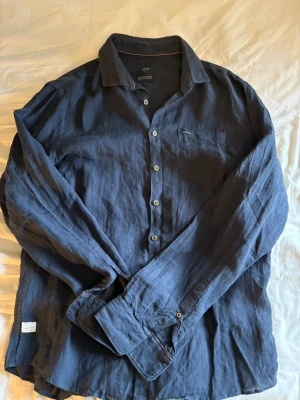 Marinblå linneskjorta från Lindbergh - Schysst marinblå linneskjorta från Lindbergh. Använd fåtal gånger