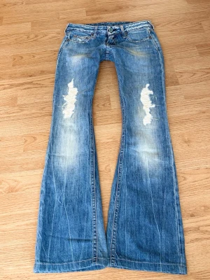 Vintage superlågmidjade jeans med slitningar - Så snygga superlågmidjade vintage jeans med slitna detaljer på låren ❤️