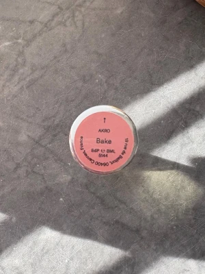 Akro Bake EdP 8ml parfymprov - Säljer ett parfymprov av Akro Bake EdP, 8 ml. Flaskan är cylinderformad i genomskinligt glas med en silverfärgad spraykork. Lätt att ta med i väskan och perfekt för att testa doften innan köp av full flaska. Mer än halva kvar