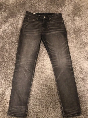 Slim jeans från hm - Gråa slim fit jeans från hm som är använda fåtal gånger