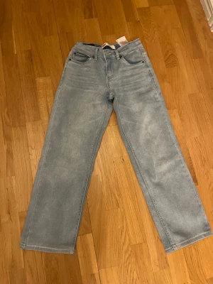 Ljusblå raka jeans från Levi's - Säljer ett par ljusblå raka jeans från Levi's med klassisk femficksmodell och hög midja. Stl 152
