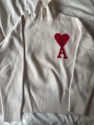 Vit polotröja Ami Paris med rött hjärta - Vit stickad polotröja från Ami Paris storlek M. Skick 10/10. 