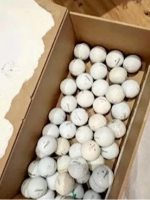 Låda med Titleist golfbollar - En låda fylld med vita golfbollar av modellen Titleist Velocity. Bollarna har klassisk dimple-yta och märkning i svart och grönt. Perfekt för dig som vill fylla på golfväskan inför säsongen. T.ex 50 st för 150 kr.