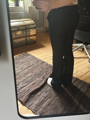 Svarta kostymbyxor bikbok - Säljer ett par svarta kostymbyxor med rak passform och hög midja. Byxorna har en klassisk look och är perfekta för en stilren outfit. Materialet ser ut att vara ett mjukt tyg som faller snyggt längs benen. 