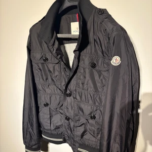 Moncler Delonix Field Jacket - En riktigt fet moncler ”delonix” field jacket! Fint skick förutom att en knapp saknas men inget man tänker på, se sista bild. Passar M-L. Hör av er vid frågor! 
